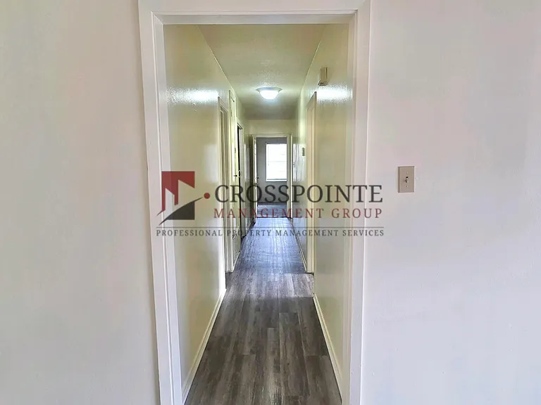 115 Queens Ct — Photo 8