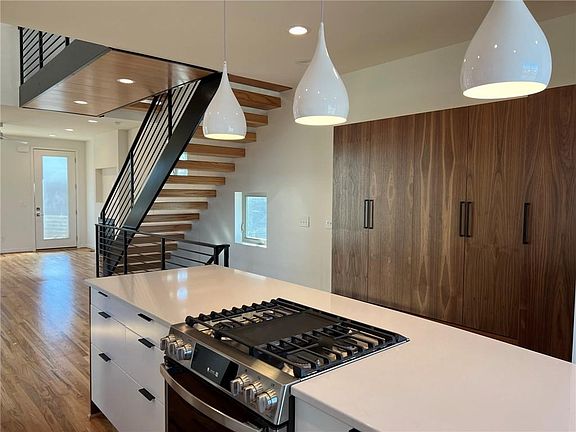 4th image of 1808 Mercier St