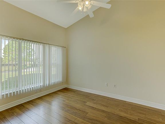 5th image of 3827 Oak Pointe Dr