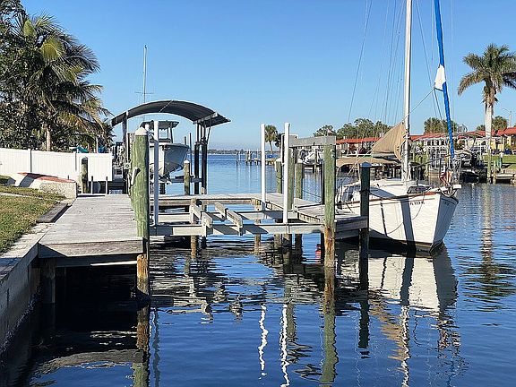 3rd image of 3715 Royal Palm Dr