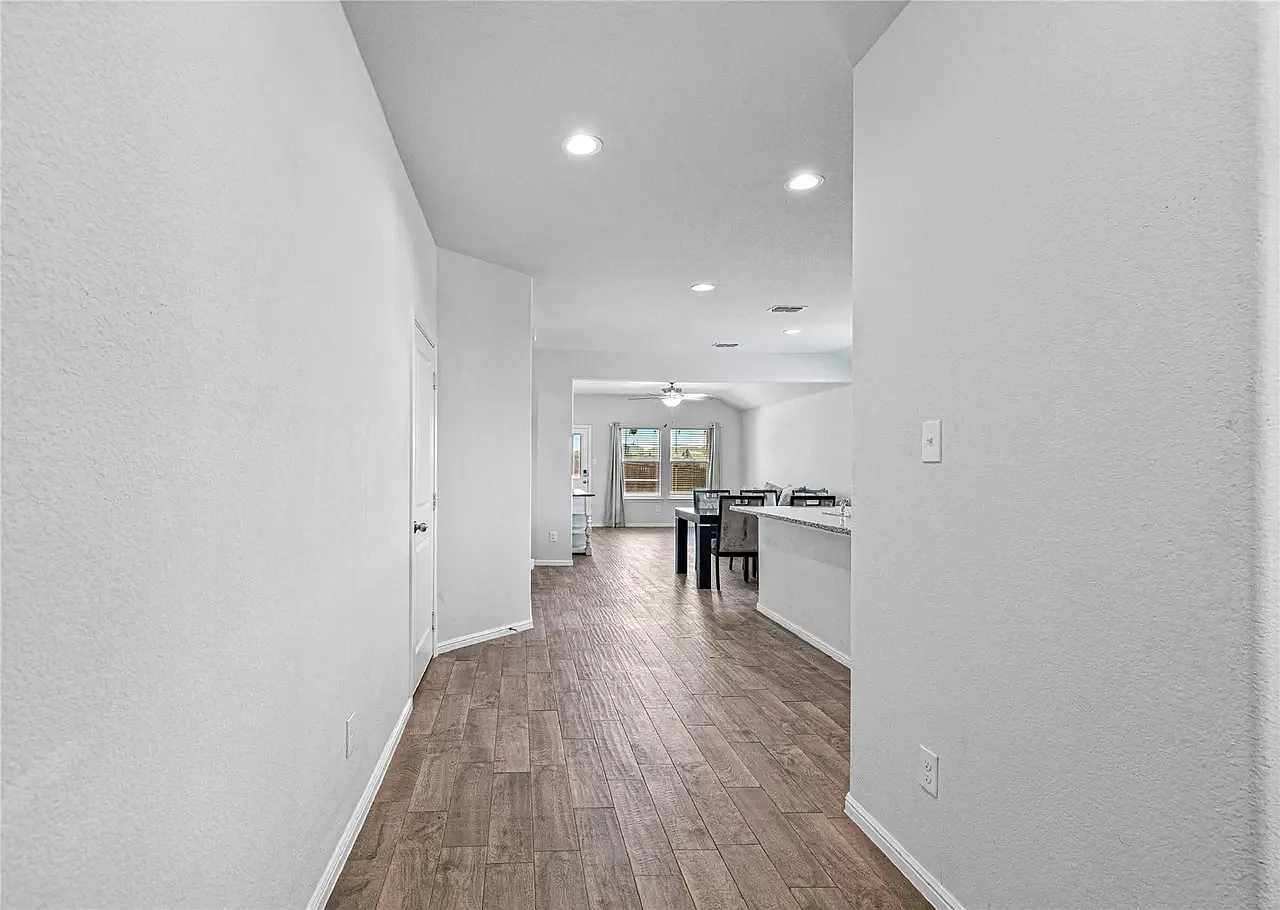 3 bed, 1696 sqft, $2,500 — Photo 4