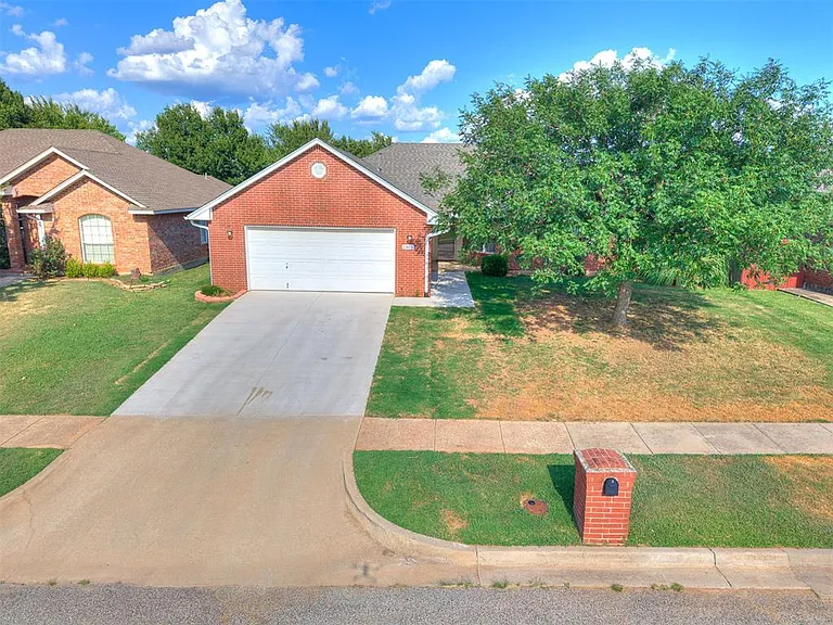 1305 Melisa Dr — Photo 2