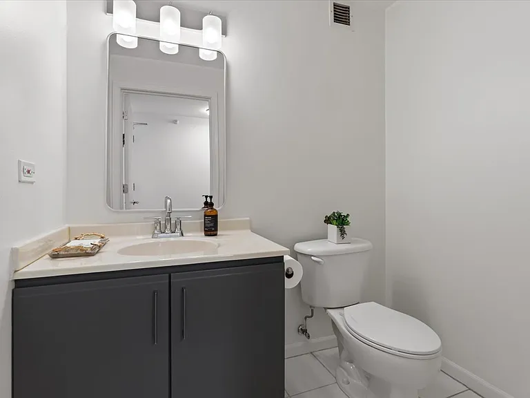 645 N Kingsbury St #1703 — Photo 13