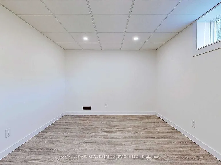 4 McMaster Ave — Photo 40