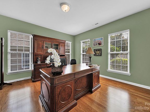 4th image of 49068 Gladiolus St