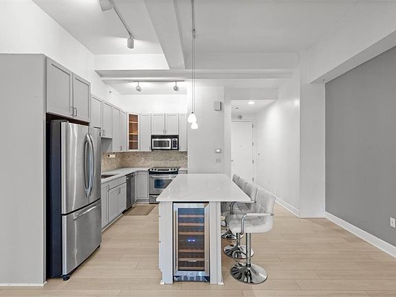 3rd image of 1101 Walnut St Unit 605