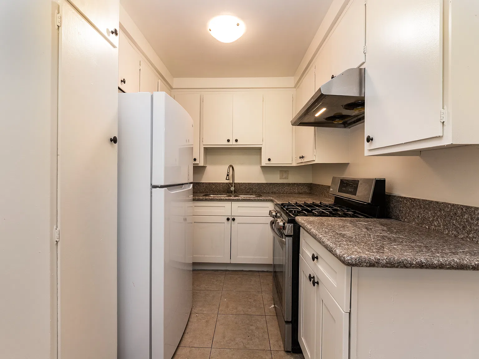 2 bed, 850 sqft, $2,700 — Photo 3