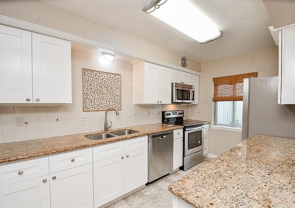 1st image of 12714 Huntingwick Dr