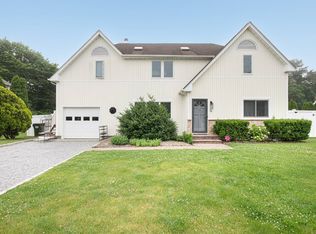 11 Linda Ln, Hampton Bays, NY 11946