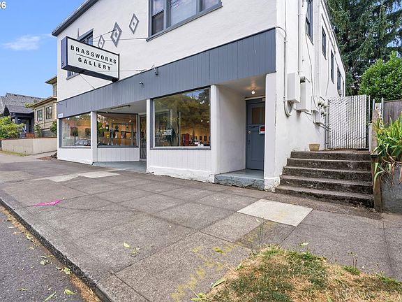 2nd image of 3020 NE Glisan St