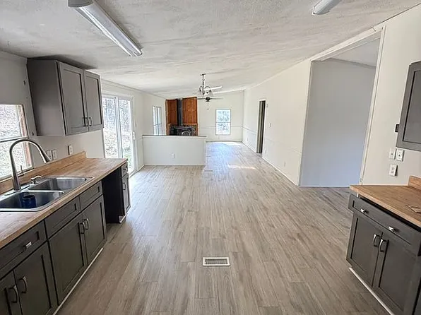 100 Windy Hollow Ln, Newland, NC 28657