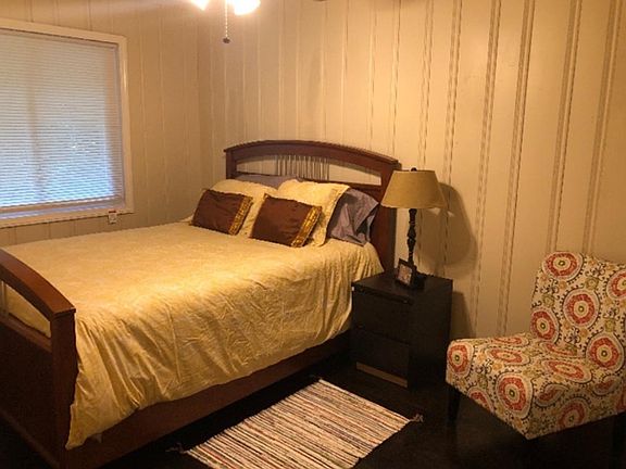 Gust bedroom with quenn size bed
