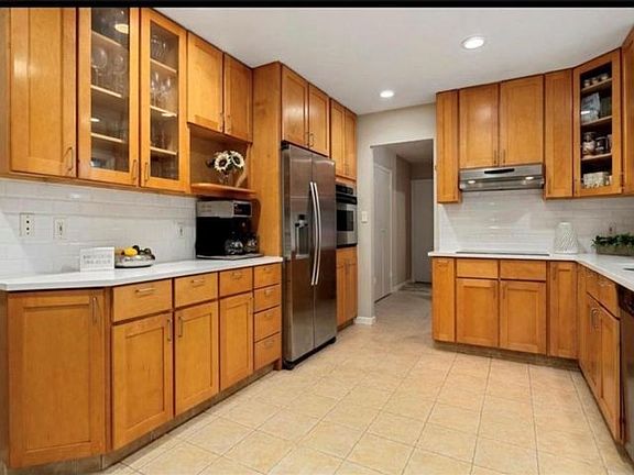 4th image of 240 Plainview Rd