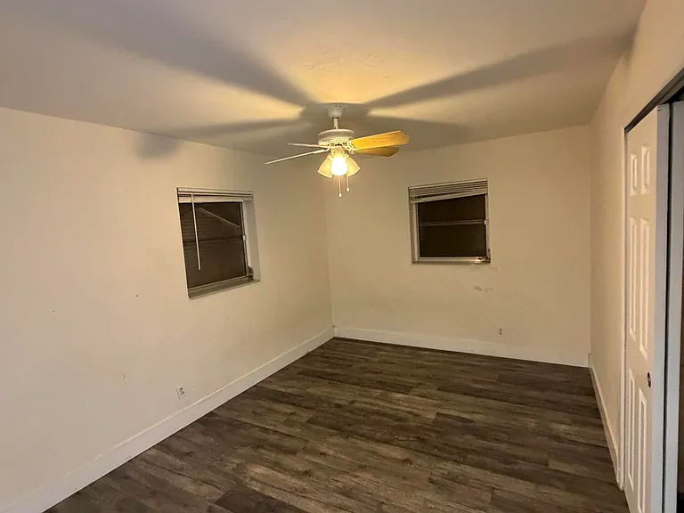 4927 SW 44th Ter — Photo 3