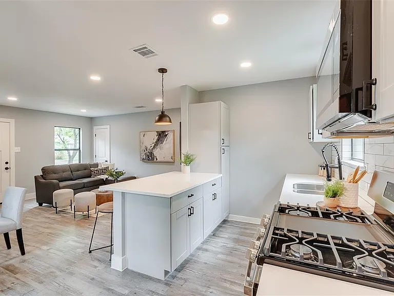 2124 Tisinger Ave — Photo 7
