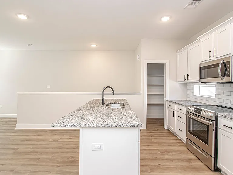 1220 W 4th St — Photo 15