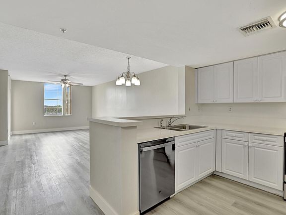 3rd image of 520 SE 5th Avenue #3408