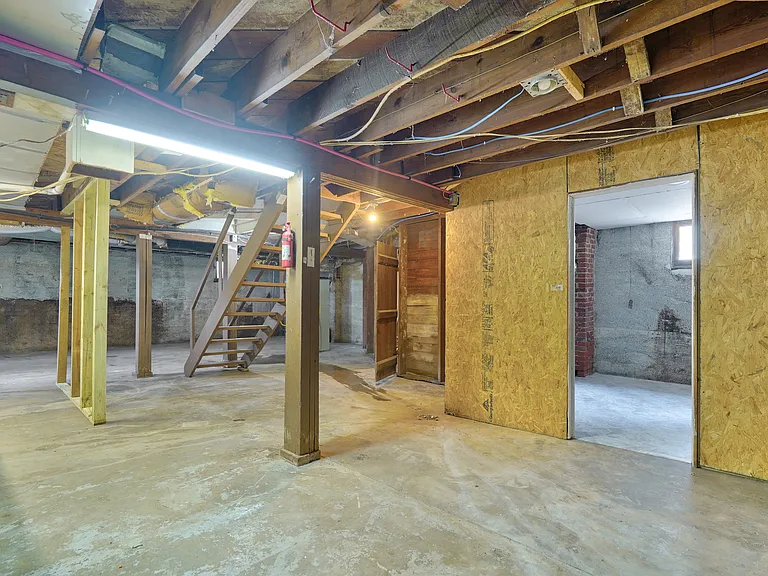 412 E Walker St — Photo 28