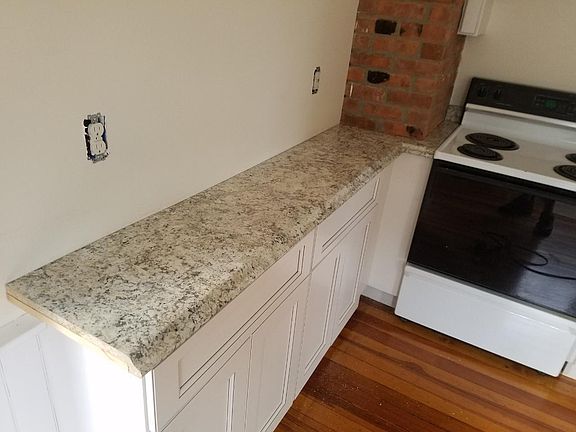 5th image of 33 Bradley Ave