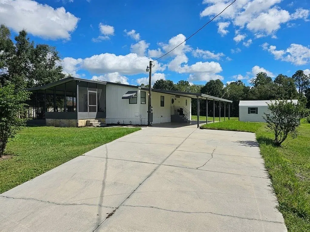 3 bed, 2.0 bath, 960 sqft, $2,100 — Photo 2