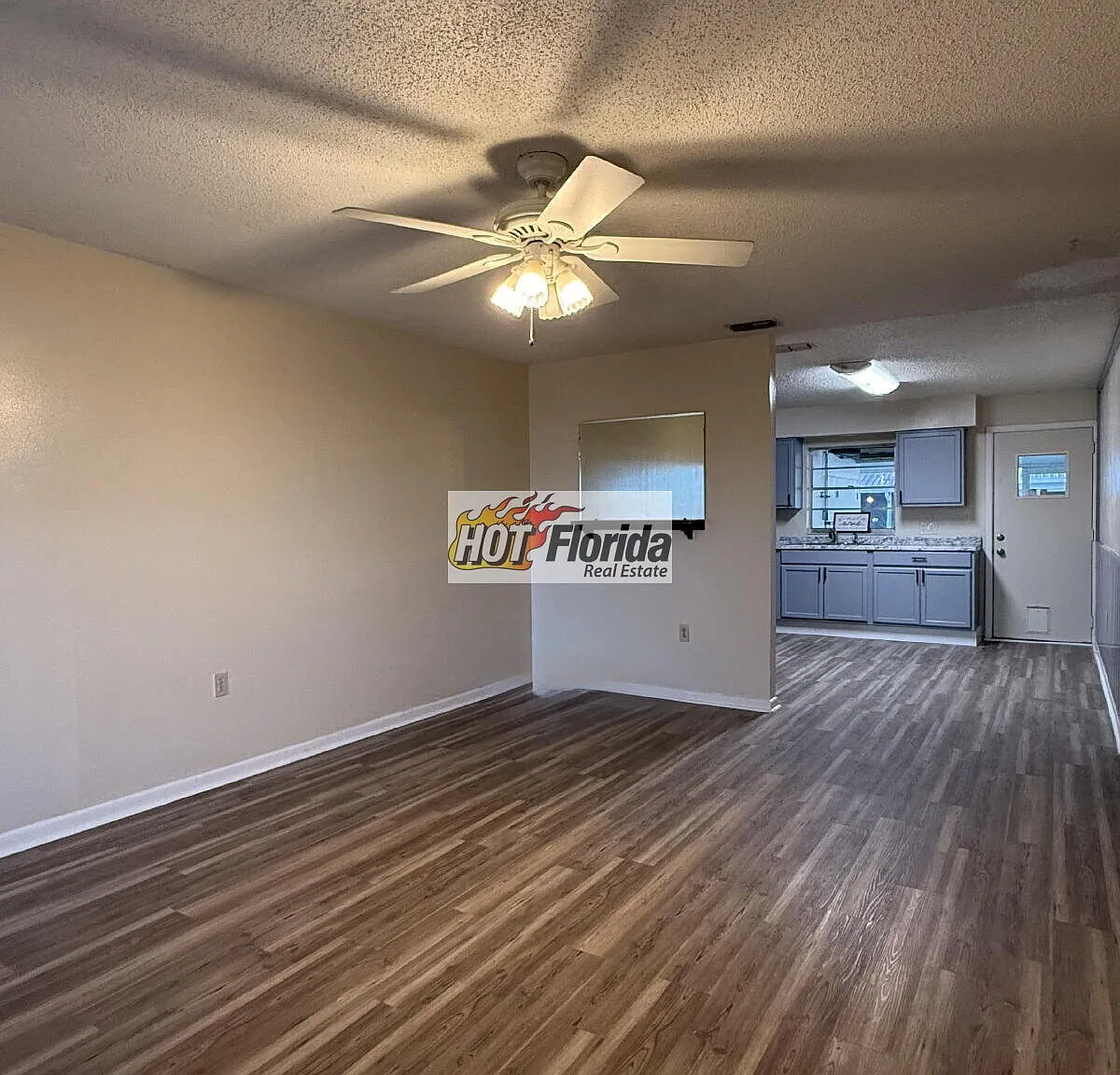 Freshly Updated 2-Bedroom Duplex in Avon Park — Photo 2