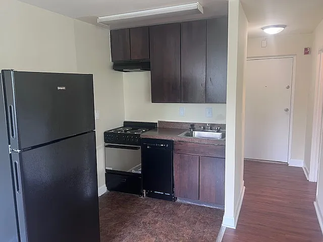 Parkway House Apartments — Photo 4