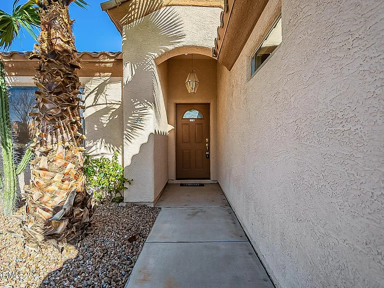 1105 N Cota Ln — Photo 4