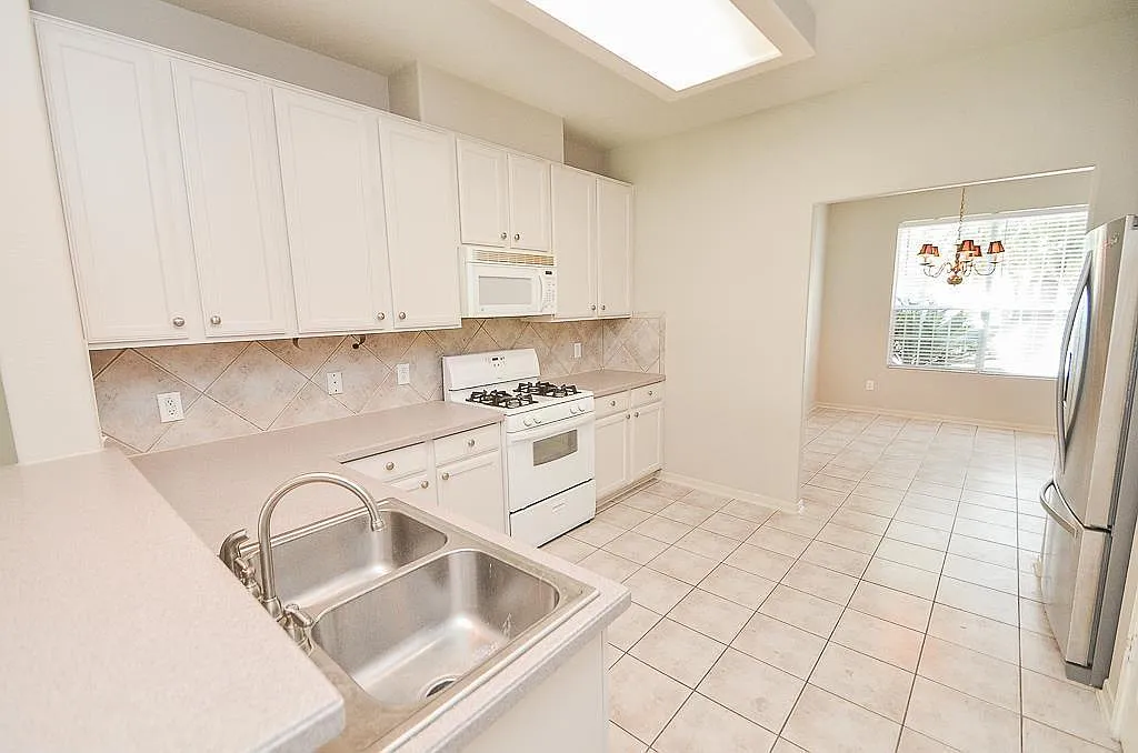 4 bed, 2.5 bath, 2445 sqft, $2,200 — Photo 3