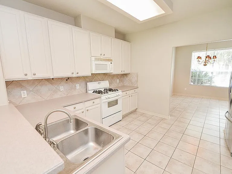 18334 Grove Brook Ln — Photo 3