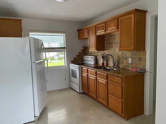 3rd image of 51 Royal Palm Pointe Vero Bch