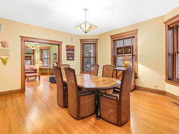 4th image of 1737 W Melrose St APT 1