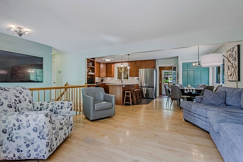 5th image of 335 Bauer Road