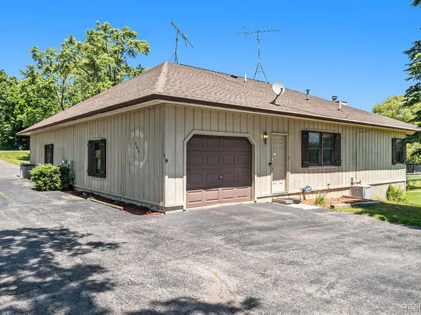 605 Golf Rd, Lapeer, MI 48446