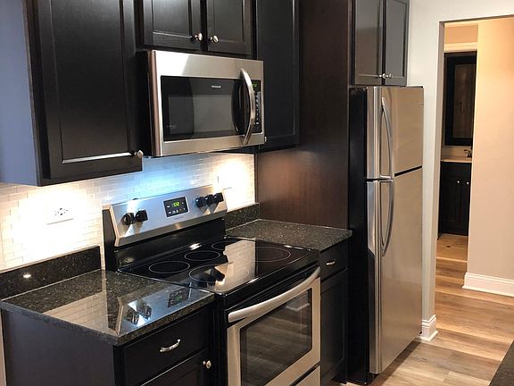 3rd image of 910 Curtiss St #6