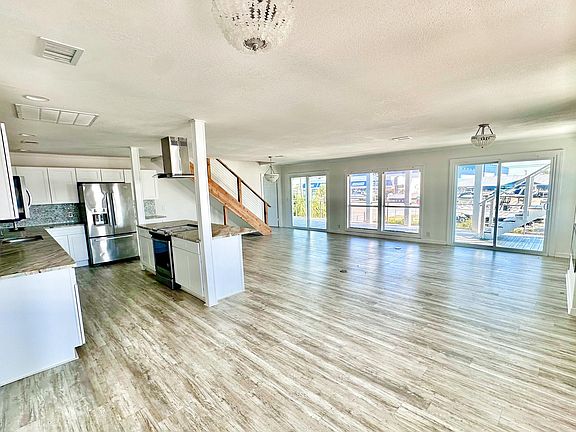 2nd image of 3820 Treasure Cir