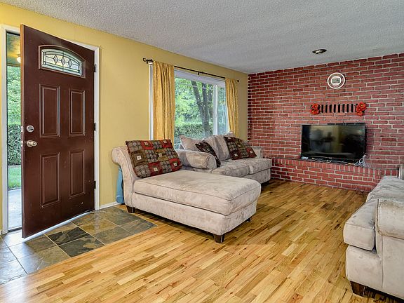 2nd image of 10506 NE Rosewood Ave