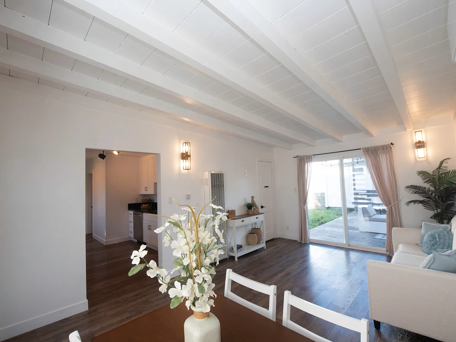 2 bed, 1000 sqft, $5,300 — Photo 2