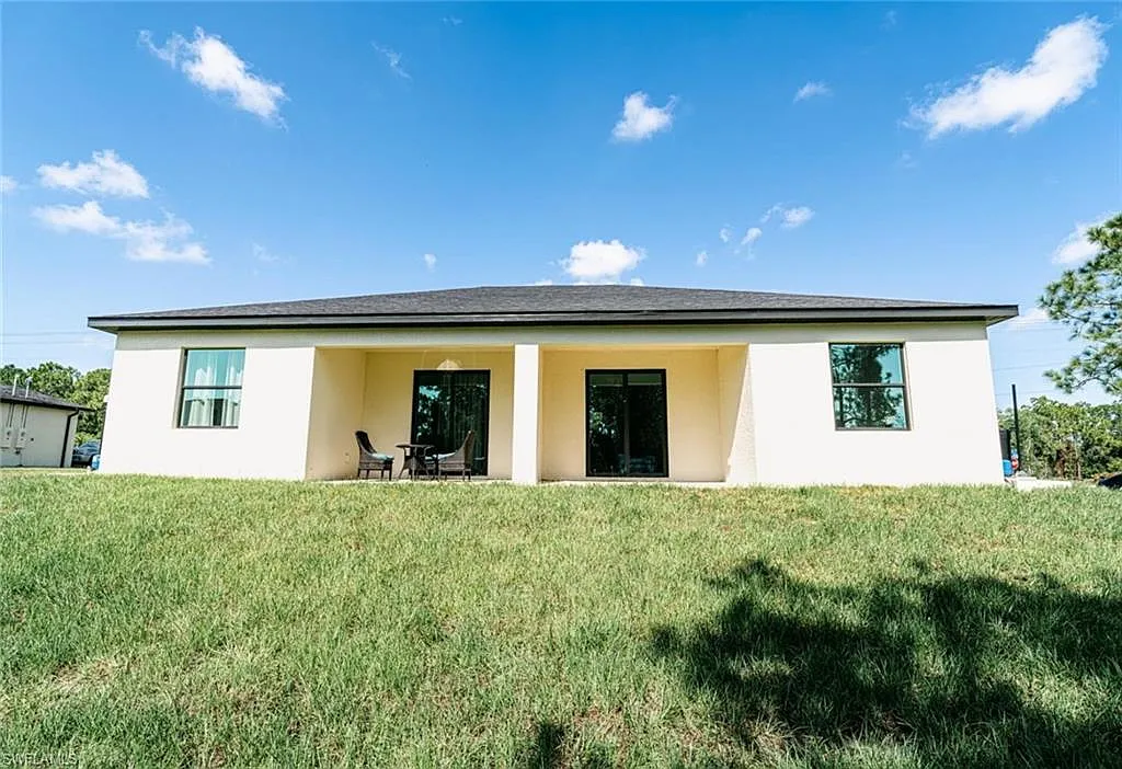 3 bed, 2.0 bath, 1222 sqft, $1,900 — Photo 2