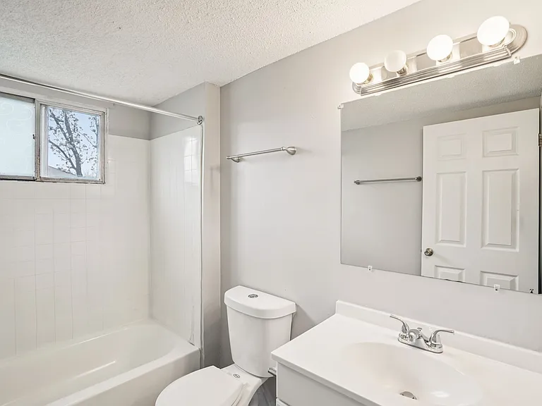Hillcrest Club Apartments — Photo 29