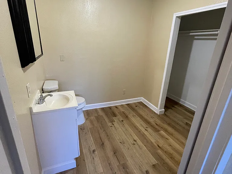 525 Royal Ave — Photo 17