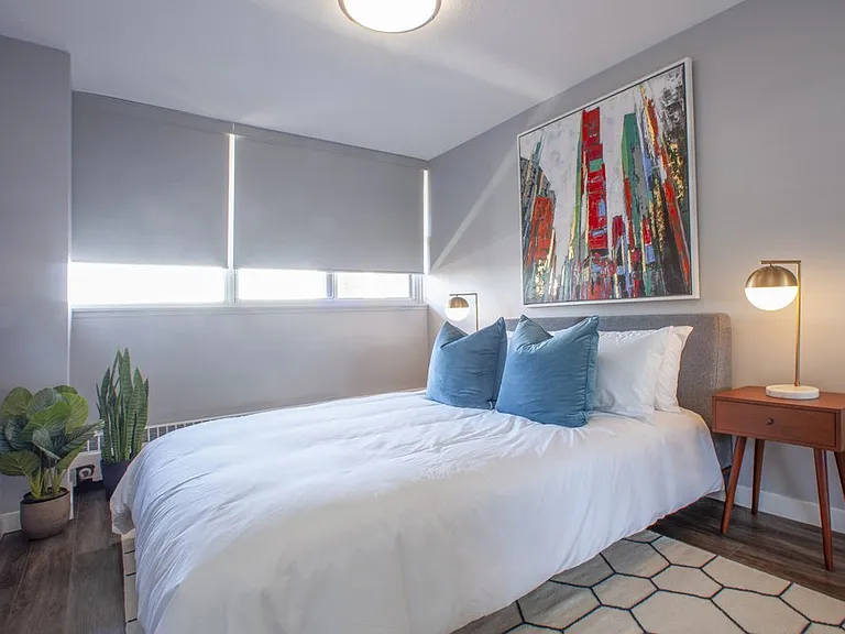 2575 Danforth Ave — Photo 38