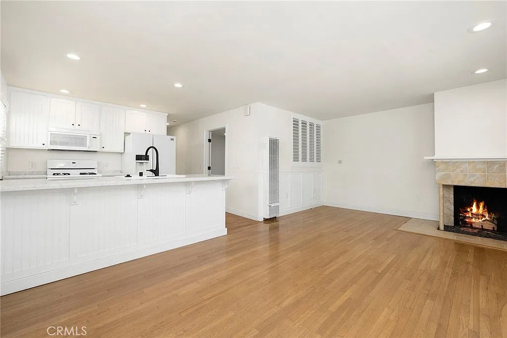 2 bed, 900 sqft, $5,200 — Photo 4