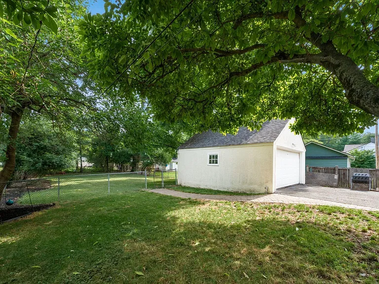 60 Garden Rd — Photo 31