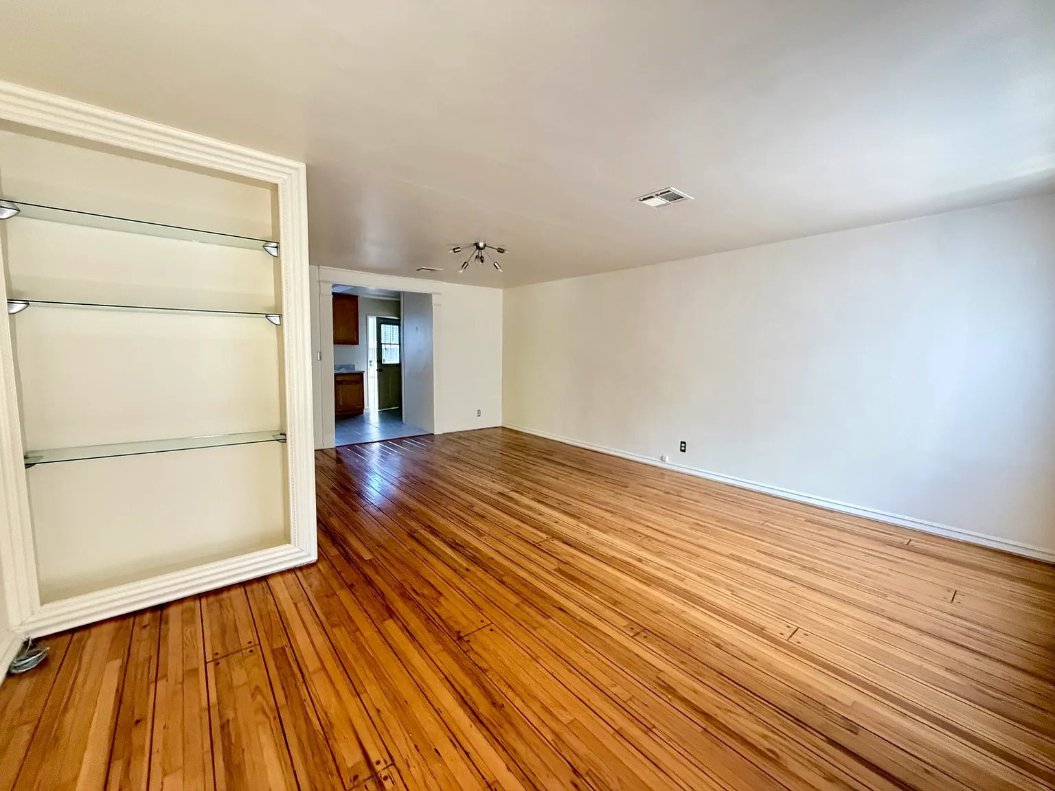 2 bed, 850 sqft, $3,000 — Photo 4