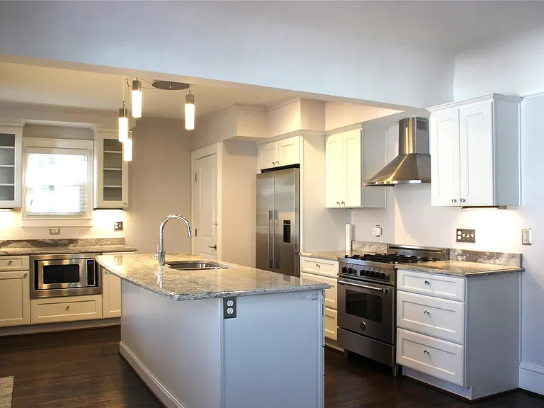 115 E Lincoln St — Photo 2