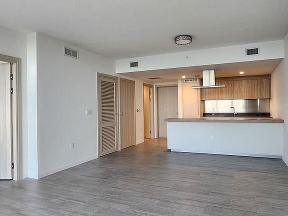 5th image of 1000 Brickell Plz #3810