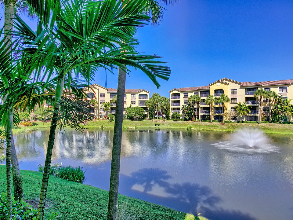 400 Uno Lago Dr #204