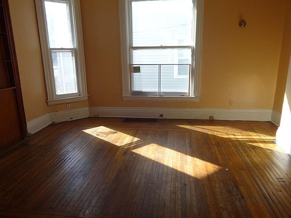 3rd image of 230 Champlain St