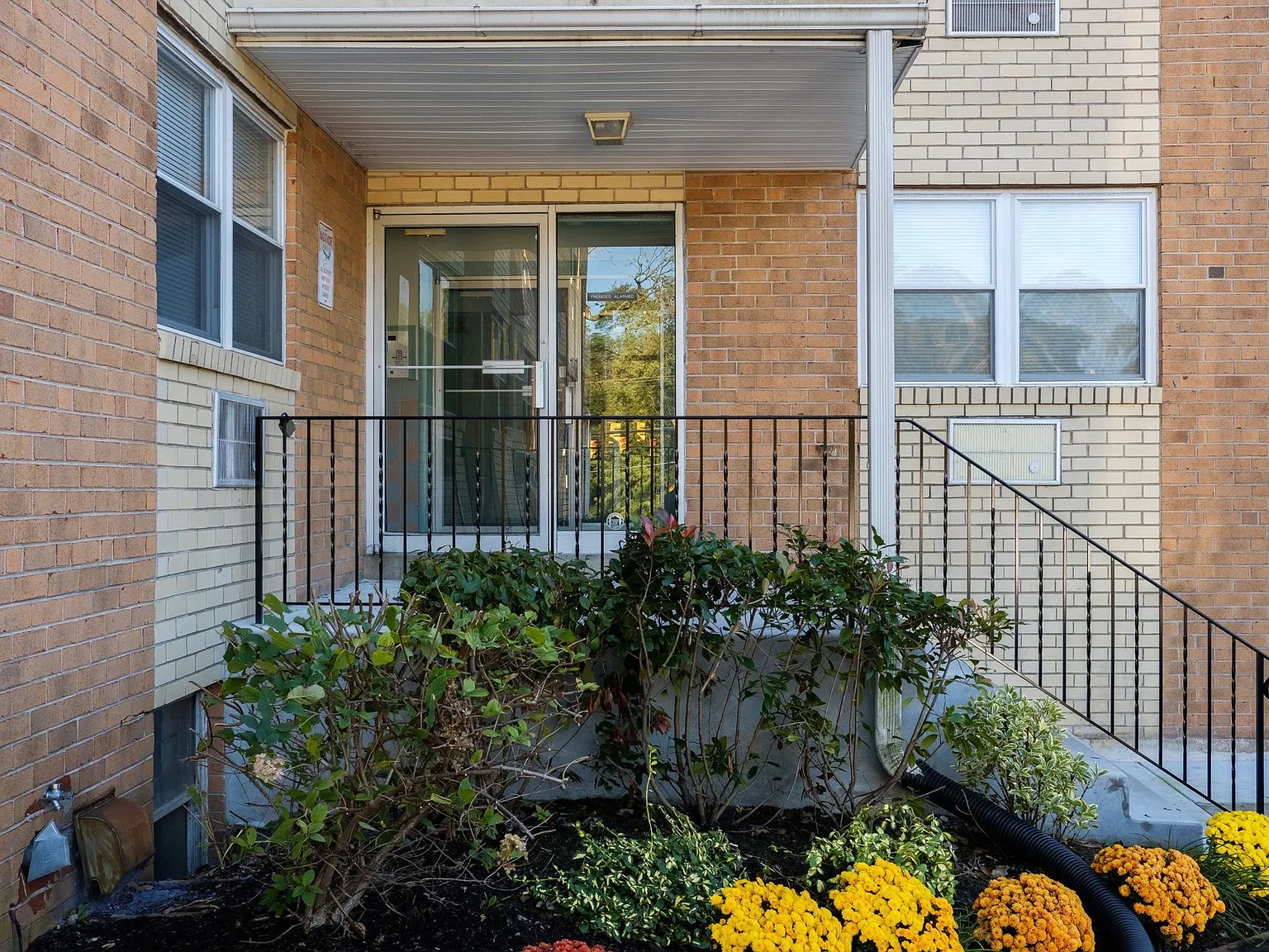 West Walnut Lane Apartments — Photo 2