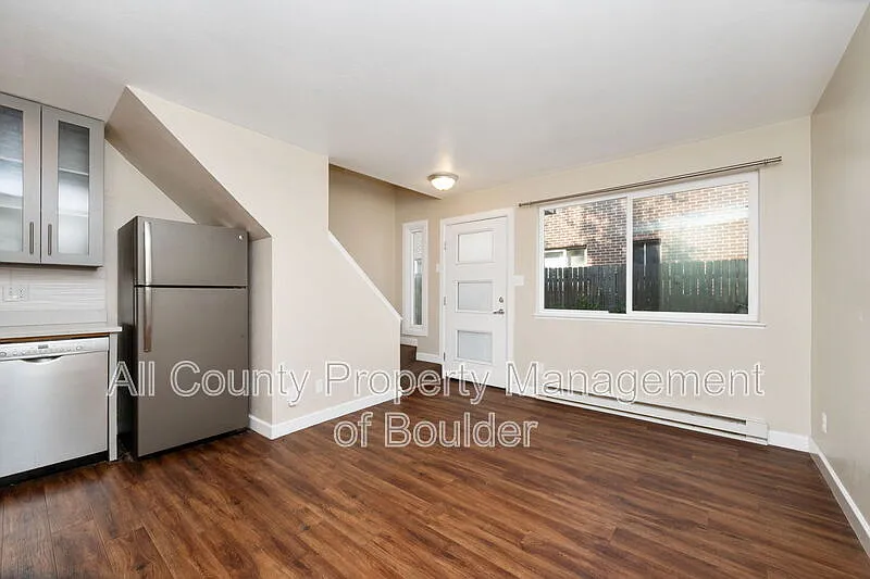 3 bed, 2.0 bath, 900 sqft, $3,000 — Photo 4